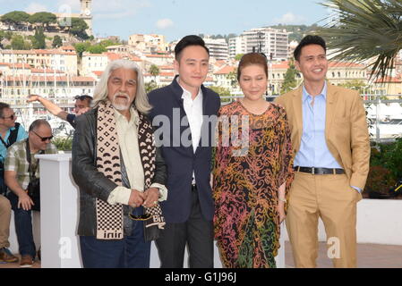 Cannes, Francia. 11 Maggio, 2016. CANNES, Francia - 16 Maggio: (L-R) attore Hanafi Wan su, direttore Boo Junfeng, attori Firdaus Rahman e Mastura Ahmad frequentare il 'Apprendista' Photocall durante l annuale 69a Cannes Film Festival presso il Palais des Festivals il 16 maggio 2016 a Cannes, Francia. © Federico Injimbert/ZUMA filo/Alamy Live News Foto Stock