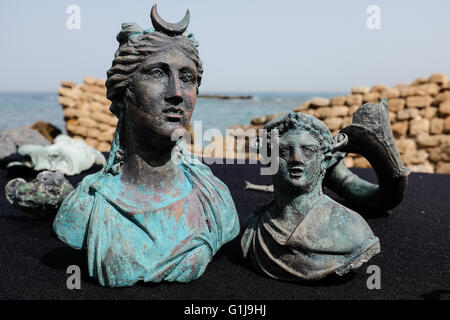 Cesarea, Israele. 16 Maggio, 2016. Statuine di dea luna Luna (sinistra) e Dioniso (a destra), il dio del vino. Un sottomarino di recuperare indagine condotta nelle ultime settimane presso l'antico porto di Cesarea da subacquei dalle Autorità di Antichità Israele ha portato alla esposizione di una "grande e spettacolare e bellissima e antica marina" del carico di una nave mercantile che affondò durante il periodo tardo romano. Credito: Nir Alon/Alamy Live News Foto Stock