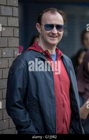 Cardiff, Galles, UK. 16 Maggio, 2016. Mark Gatiss appare al di fuori dell Università di Cardiff gli studenti' Union Building durante le riprese di Sherlock, episode two, stagione 4. Mark Hawkins/Alamy Live News Foto Stock