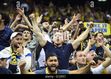 Berlino, Germania. 15 Maggio, 2016. I sostenitori di Istanbul cheers durante l'Eurolega Final Four finale di partita di basket tra Fenerbahce Istanbul e il CSKA Mosca a Mercedes-Benz Arena a Berlino, Germania, 15 maggio, 2016. Foto: Soeren Stache/dpa/Alamy Live News Foto Stock