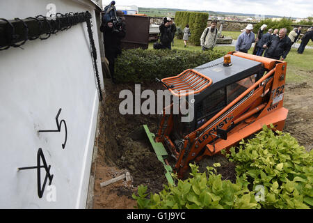 Prelouc, Repubblica Ceca. 16 Maggio, 2016. I resti del compositore francese Casimir Oberfeld (1903-1945), che è morto durante il trasporto dal campo di concentramento di Oswiecim (Auschwitz) nel gennaio 1945, sono stati rimossi da una fossa comune in Prelouc su iniziativa del suo figlio illegittimo Gregoire Dunant oggi, lunedì 16 maggio, 2016. I resti saranno trasportati al cimitero di Montmartre a Parigi. © Josef Vostarek/CTK foto/Alamy Live News Foto Stock