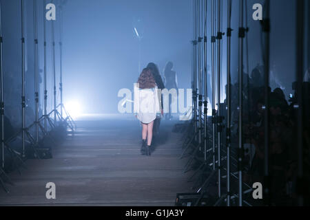 Sydney, Australia. 16 Maggio, 2016. I modelli sulla passerella per designer australiano Aje resort collezioni. © model10/Alamy Live ne Foto Stock