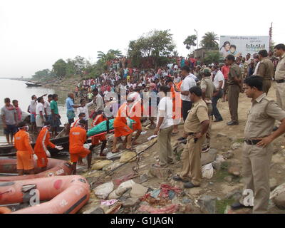 (160517) -- BURDWAN, 17 maggio 2016 (Xinhua) -- soccorritori portano il corpo di una vittima in una barca scuffiata incidente sulla spiaggia nel quartiere Burdwan, India, il 16 maggio 2016. Una barca capovolta il sabato notte nel fiume Bhagirathi (Hooghly) a Burdwan distretto, circa 102 km a nord della città di Calcutta, la capitale del Bengala occidentale. Le squadre di soccorso hanno recuperato 18 corpi, detti funzionari lunedì. (Xinhua/Stringer) Foto Stock