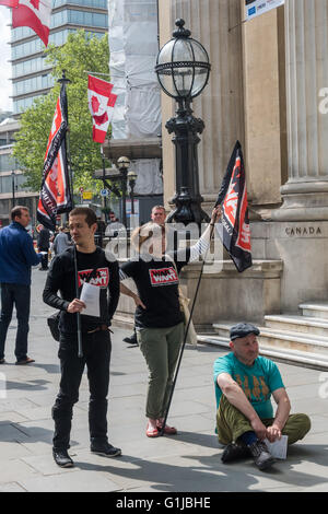 Londra, Regno Unito. 16 Maggio, 2016. Dimostranti presso la veglia al di fuori del Canada House condannando il segreto CETA trattativa commerciale attualmente in fase di completamento tra il Canada e l'UE. I negoziati sono stati in segreto e la trattativa dovrebbe consentire alle multinazionali di forzare la privatizzazione dei servizi pubblici come il NHS e impedire ai governi di adottare la legislazione ambientale che potrebbe danneggiare i profitti di un'azienda. La trattativa wil non essere votato in parlamento britannico e il nostro è l unico UE il Parlamento che non può porre il veto CETA o TTIP. Peter Marshall / Alamy Live News Foto Stock