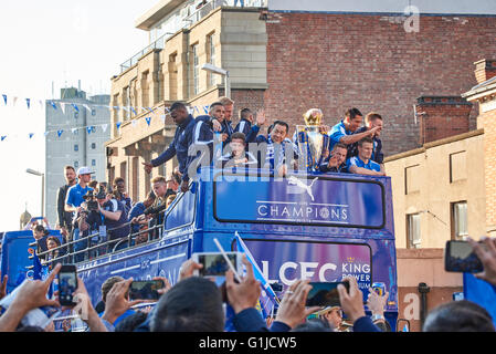 Leicester, Regno Unito. 16 Maggio, 2016. Il Leicester City Football Club Victory Parade su London Road. La folla di tifosi si sono riuniti per celebrare il club di primo campionato inglese di vittoria. Credito: Nando Machado/Alamy Live News Foto Stock