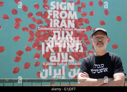 Gerusalemme, Israele. 11 Maggio, 2016. Yossi Lemel, curatore della mostra "ign dall Iran, ' si trova di fronte il Museo di Arte Islamica in Gerusalemme, Israele, 11 maggio 2016. Poster iraniano arte viene mostrato essere mostrato fino a novembre 2016. Foto: Atef Safadi/EPA/dpa/Alamy Live News Foto Stock