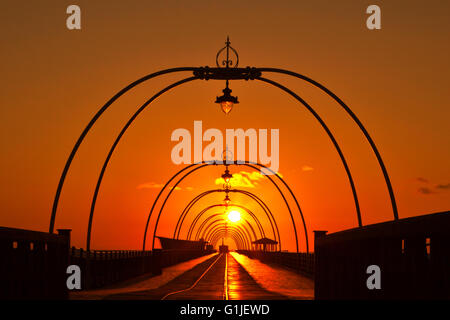 Southport, Merseyside, Regno Unito. 16 Maggio, 2016. Un bellissimo tramonto sopra il Grade II Listed Southport Pier, il più antico molo di ferro nel paese che ha resistito per oltre 150 anni. Una passeggiata al fine di Southport Pier vi darà vedute del Nord Ovest. Credito: Cernan Elias/Alamy Live News Foto Stock