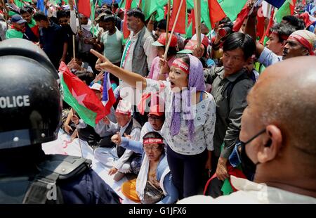 Kathmandu, Nepal. Il 17 maggio 2016. I manifestanti di Alleanza federale gridare slogan durante la loro manifestazione contro la nuova costituzione vicino la residenza del Primo ministro a Kathmandu, Nepal, 17 maggio 2016. L'agitazione Madhes-basato le parti e gli altri gruppi etnici sono state protestando la nuova costituzione. Credito: Sunil Sharma/Xinhua/Alamy Live News Foto Stock