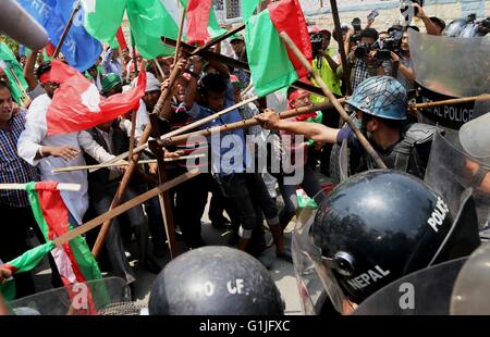 Kathmandu, Nepal. Il 17 maggio 2016. I manifestanti di Alleanza federale si scontrano con poliziotti durante la loro manifestazione contro la nuova costituzione vicino la residenza del Primo ministro a Kathmandu, Nepal, 17 maggio 2016. L'agitazione Madhes-basato le parti e gli altri gruppi etnici sono state protestando la nuova costituzione. Credito: Sunil Sharma/Xinhua/Alamy Live News Foto Stock