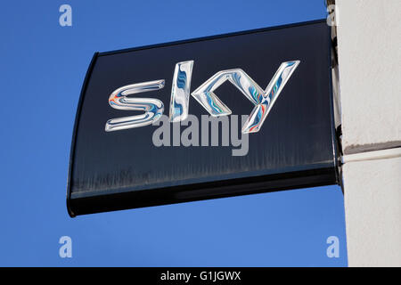 Berlin Reinickendorf, Germania. Xiii Febbraio, 2016. Pubblicità segno per la Pay TV provider 'Sky' nell'Scharnweberstraße in Berlin Reinickendorf, Germania, 13 febbraio 2016. Foto: S.Steinach - nessun filo SERVICE -/dpa/Alamy Live News Foto Stock