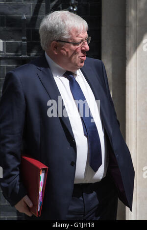 A Downing Street, Londra, 17 maggio 2016. Segretario dei trasporti Patrick McLoughlin lascia il gabinetto settimanali incontro a Downing Street. Credito: Paolo Davey/Alamy Live News Foto Stock