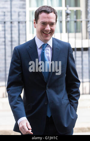 A Downing Street, Londra, 17 maggio 2016. Il Cancelliere dello Scacchiere George Osborne lascia il gabinetto settimanali incontro a Downing Street. Credito: Paolo Davey/Alamy Live News Foto Stock