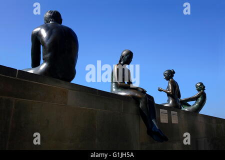 Berlin Mitte, Germania. 16 Mar, 2016. Free-standing sculture intitolata 'Tre ragazze e un ragazzo' vicino al Burgstrasse nel distretto Mitte di Berlino, Germania, 16 marzo 2016. Le sculture dello scultore Wilfried Fitzenreiter sono state esposte in 1988 sulla riva del fiume Sprea nel presente CityQuartier DomAquaree. Foto: S. Steinach - nessun filo SERVICE -/dpa/Alamy Live News Foto Stock