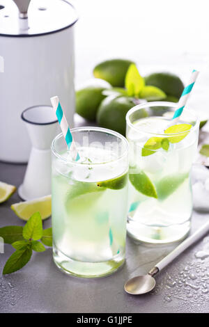 Rinfrescanti cocktail a freddo con la menta e limes Foto Stock