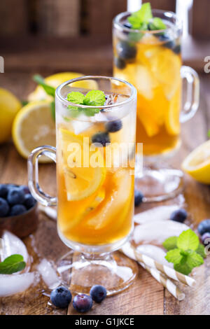 Tè freddo con mirtilli e le fette di limone Foto Stock