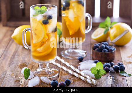 Tè freddo con mirtilli e le fette di limone Foto Stock