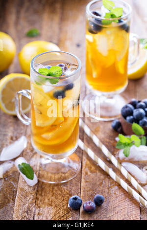 Tè freddo con mirtilli e le fette di limone Foto Stock