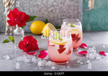Fragola limonata con acqua di rose Foto Stock