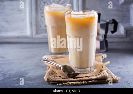 Caffè ghiacciato con latte in bicchieri alti Foto Stock