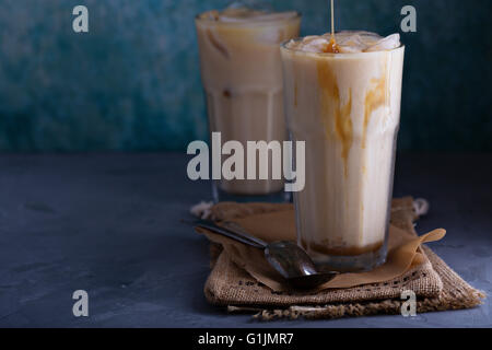 Caffè ghiacciato con latte in bicchieri alti Foto Stock