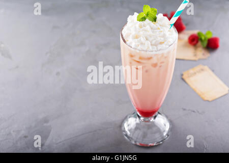Iced frullato con sciroppo di lampone e panna montata Foto Stock