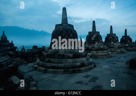 Buddist tempio di Borobudur a sunrise, Yogyakarta, Java, Indonesia. Foto Stock