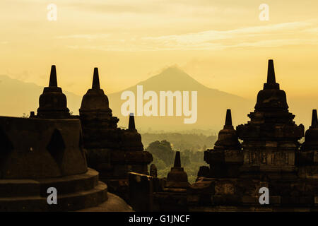 Buddist Tempio Borobudur a Sunrise. Yogyakarta, Indonesia. Foto Stock