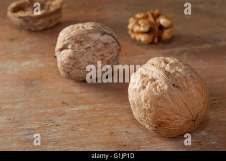 Noci comuni sul tavolo di legno top Foto Stock