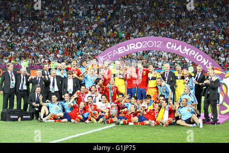 Kiev, Ucraina - luglio 1, 2012: i giocatori della Spagna nazionale di calcio celebra la loro vittoria del campionato UEFA EURO 2012 Campionato dopo il gioco finale contro l'Italia a NSC Olympic Stadium di Kiev Foto Stock