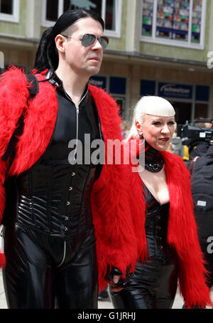 Goth Festival (Gotik-Wave-Treffen) Leipzig, Germania, 13 - 15 maggio 2016. L uomo e la donna in abbinamento di colore rosso e nero gli abiti. Foto Stock