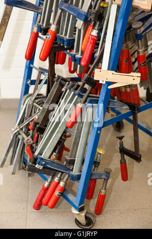 Morsetti a vite in un supporto Foto Stock