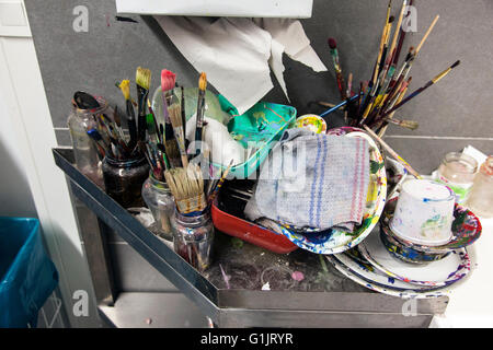 Pittore utensili al lavello in un atelier di un artista. Foto Stock