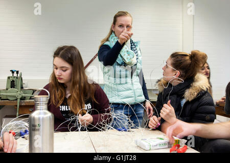 Gli studenti di arte classe creano un opera d arte Foto Stock