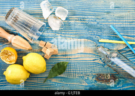 La limonata preparazione, ingredienti per la limonata su un tavolo di legno Foto Stock