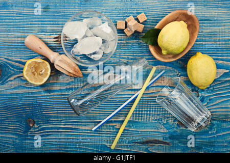 La limonata preparazione, ingredienti per la limonata su un tavolo di legno Foto Stock