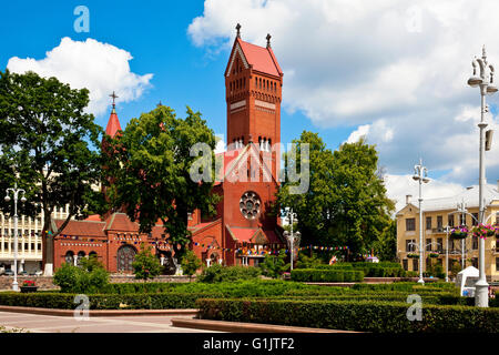 La Chiesa Rossa ( Chiesa di San Simone e Helena ) e la piazza Indipendenza in centro di Minsk, Bielorussia Foto Stock