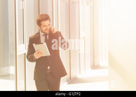 Imprenditore parlando al telefono Foto Stock