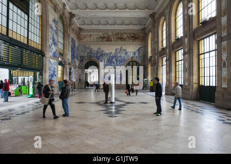 Il Portogallo, Porto, alla Stazione Ferroviaria di Sao Bento interno, edificio storico, punto di riferimento della città Foto Stock