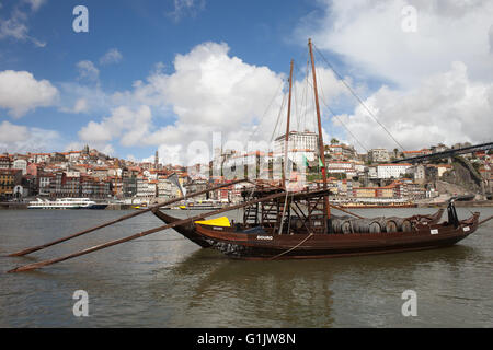 Città di Porto in Portogallo, Città Vecchia skyline, Rabelo tradizionali barche portoghese con botti da vino sul fiume Douro, storico cento Foto Stock