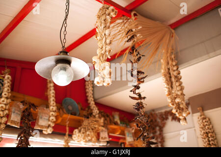 Aglio e Peperoncino pendenti dal soffitto nel mercato Foto Stock