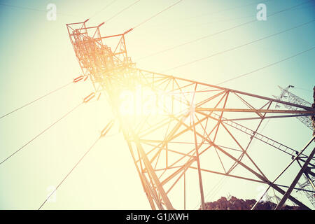 Vintage tonica elettricità torre di trasmissione contro il sole al tramonto. Foto Stock