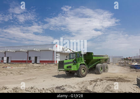 Dumper sta andando a scaricare il terreno o sabbia al sito in costruzione. Foto Stock