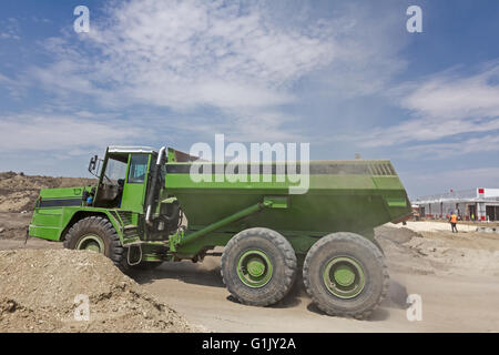 Dumper sta andando a scaricare il terreno o sabbia al sito in costruzione. Foto Stock