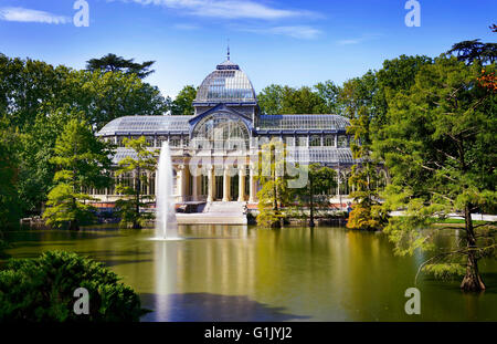 Il palazzo di cristallo, il Palacio de Cristal nel Parco del Retiro,Madrid, Spagna. Foto Stock