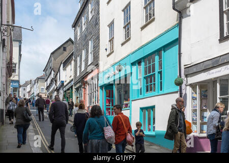 Vista degli acquirenti cercando Fore Street nel Devon città di Totnes Foto Stock