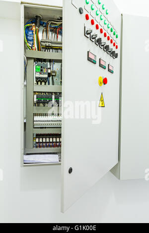 Memorizzazione automatica dei relè è dotato di controllo sul quadro elettrico e di linee di alimentazione situato all'interno della scatola di commutazione. Foto Stock