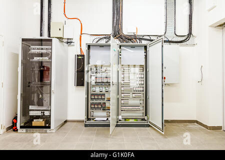 Memorizzazione automatica dei relè è dotato di controllo sul quadro elettrico e di linee di alimentazione situato all'interno della scatola di commutazione. Foto Stock