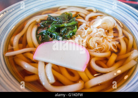 Udon giapponese zuppa di noodle in una ciotola Foto Stock