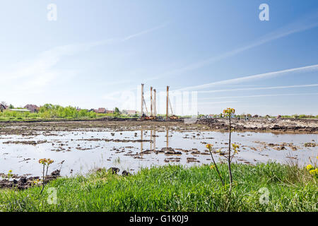 Visualizzazione orizzontale sul sito in costruzione con grandi attrezzature per la perforazione nel terreno. Foto Stock