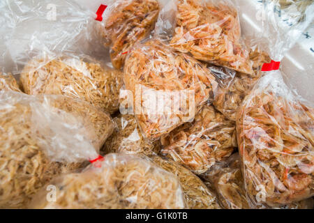 Piccoli gamberi secchi in un sacchetto di plastica Foto Stock